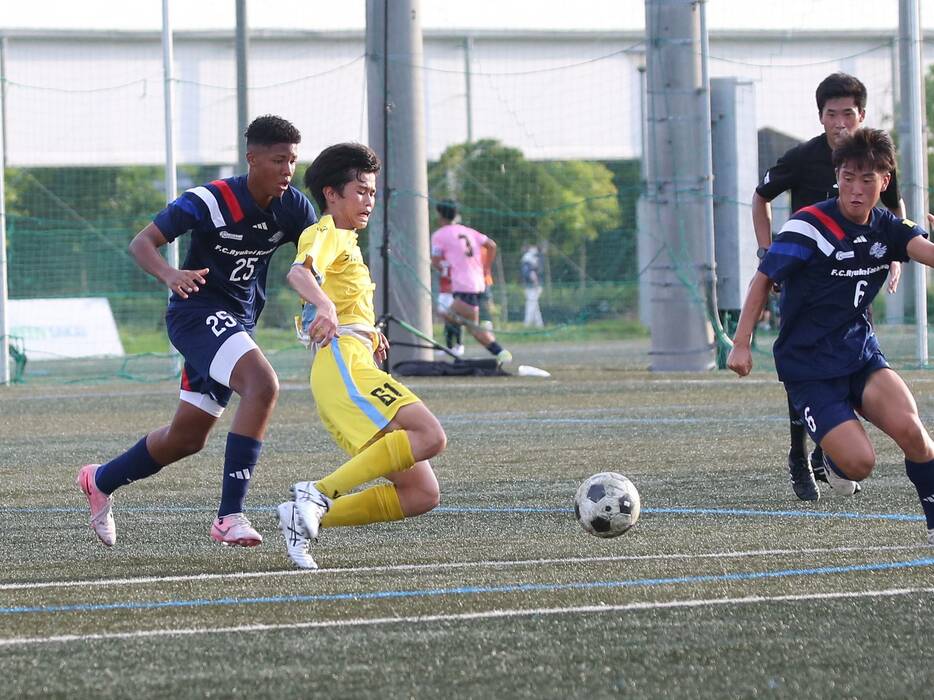 名古屋高MF田口想太主将(3年=愛知FC U-15出身)が身体を投げ出す(Taro YOSHIDA)