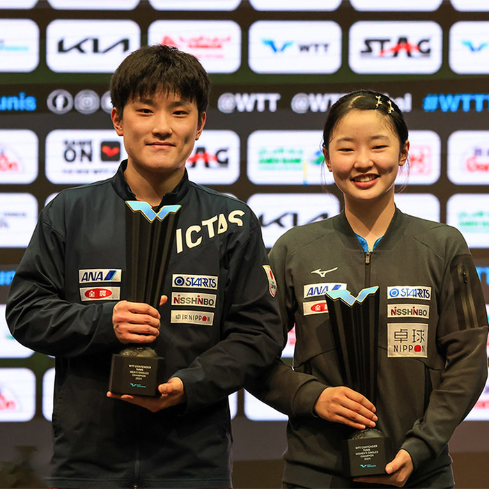 今大会三冠を達成した張本智和（左）と女子シングルスで頂点に立った妹の美和（写真提供：WTT）