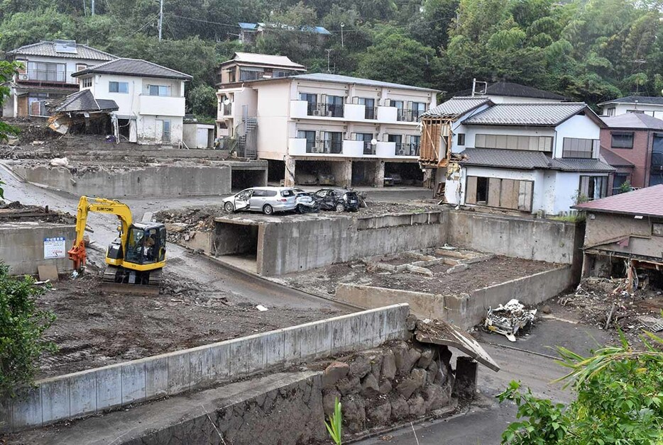 中央の道路を土石流が流れ下り、両側の住宅などが被災した＝２０２１年８月１８日、静岡県熱海市伊豆山