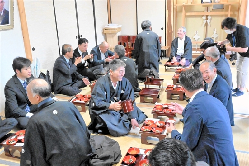 お神酒のどぶろくを味わう関係者