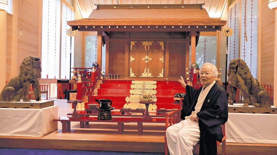 禮殿の拝所を案内する新木宮司（京都市左京区で）