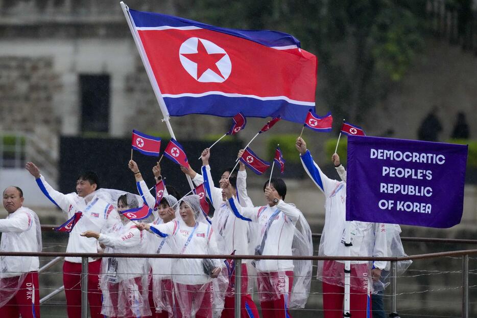 パリ五輪の開会式で、セーヌ川を船でパレードする北朝鮮の選手団＝26日、パリ（AP＝共同）