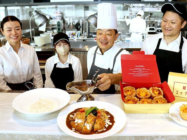 オープンに向けて準備を進める渕上さん（右）や青池さん（左）ら