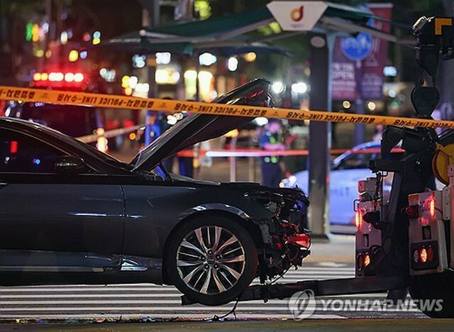 事故を起こした車両＝2日、ソウル（聯合ニュース）