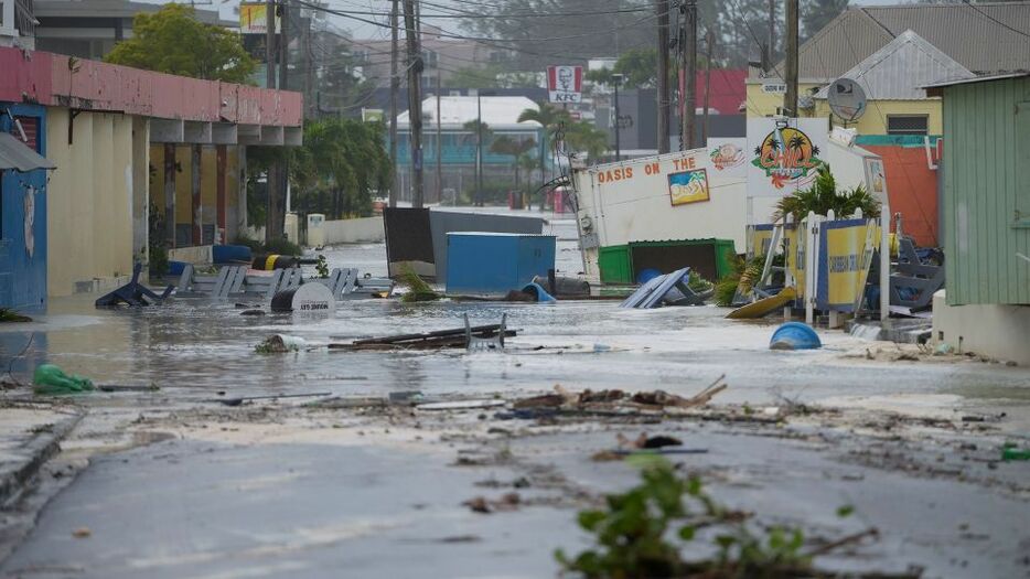 ハリケーンの襲来で冠水したカリブ海の島国バルバドス首都近郊の街路