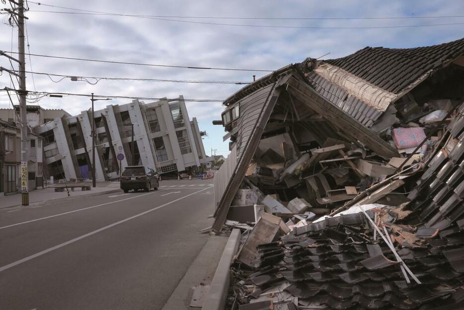 輪島市中心部には全壊した家屋や「五島屋」の7階建てビルがそのまま残されている KOSUKE OKAHARA FOR NEWSWEEK JAPAN