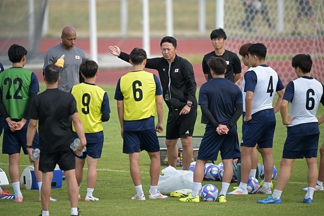 選手を集めてミーティングをする大岩監督（中央）。U-23日本代表が初戦の地・ボルドーでトレーニングを実施した。写真：金子拓弥（サッカーダイジェスト写真部）