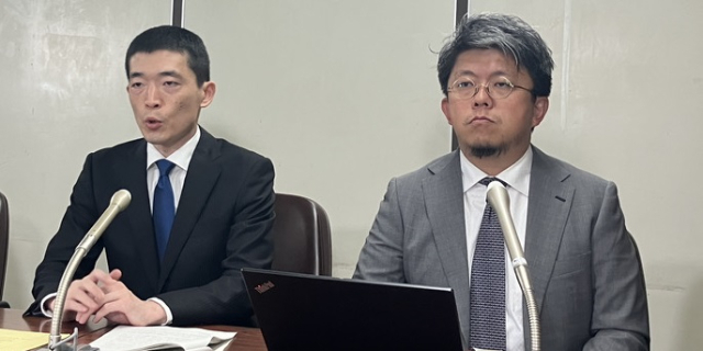 判決後に会見を開いた江口大和元弁護士（左）、趙誠峰弁護士（右）