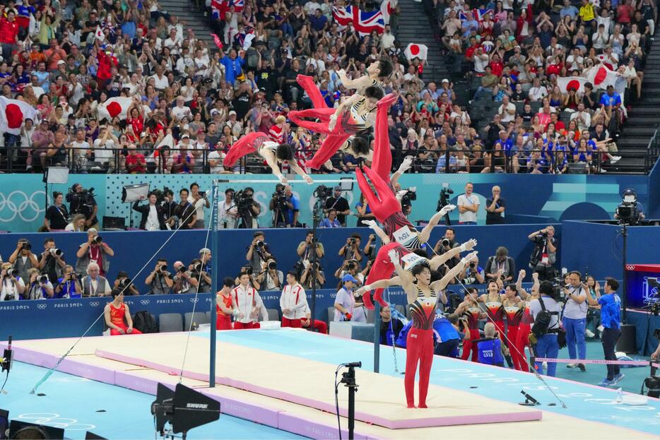 男子団体総合決勝　最終種目の鉄棒で着地を決めた橋本大輝の連続合成写真＝パリ（共同）