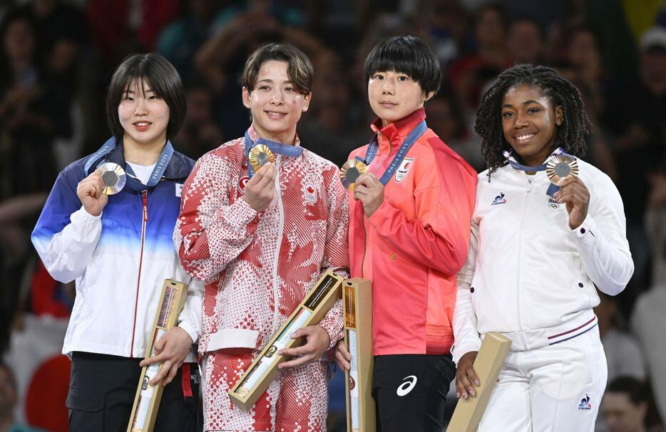 女子57キロ級の表彰式でメダルを手にする（左から）韓国の許海実、カナダの出口クリスタ、舟久保遥香ら＝パリ（共同）