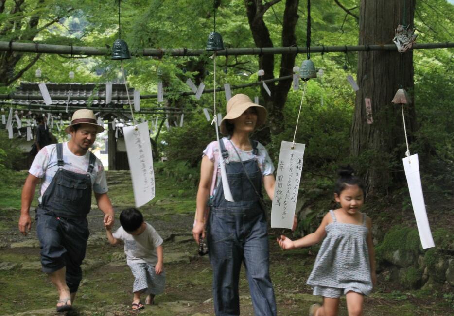 児童らの願いや句をしたためた短冊が揺れ、涼しい音色を奏でる「風鈴まつり」＝兵庫県丹波市青垣町桧倉で