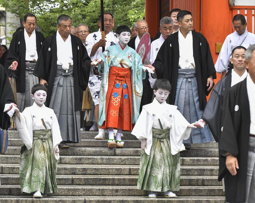 祇園祭の安全を祈願する「お千度の儀」で、八坂神社を参拝する稚児の西川雅基さん（中央上）ら＝1日午前、京都市東山区