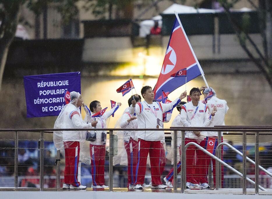 パリ五輪の開会式で、セーヌ川を船でパレードする北朝鮮選手団＝26日、パリ（共同）