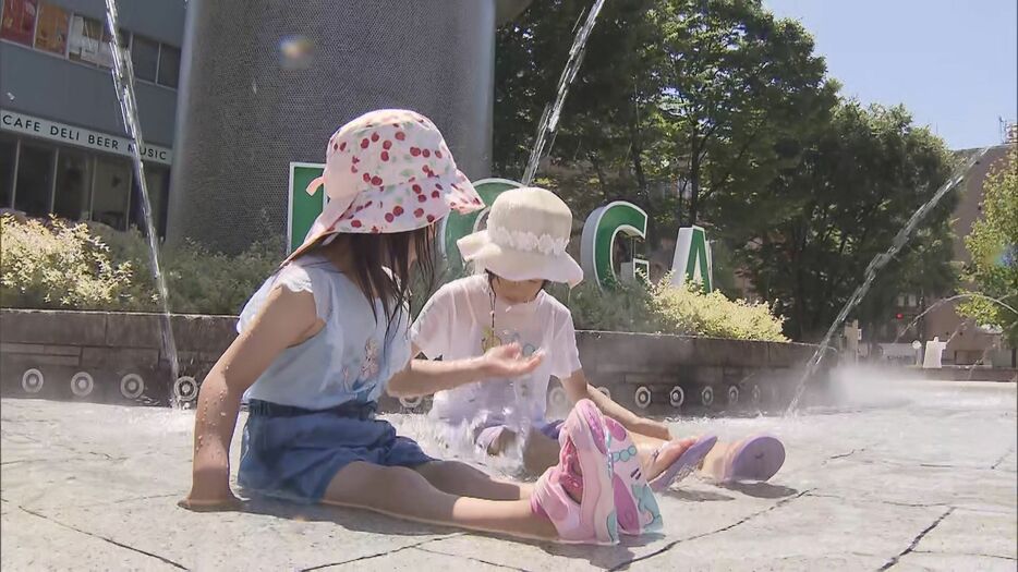 水遊びをする子供たち 岐阜県岐阜市 7月23日午前10時ごろ