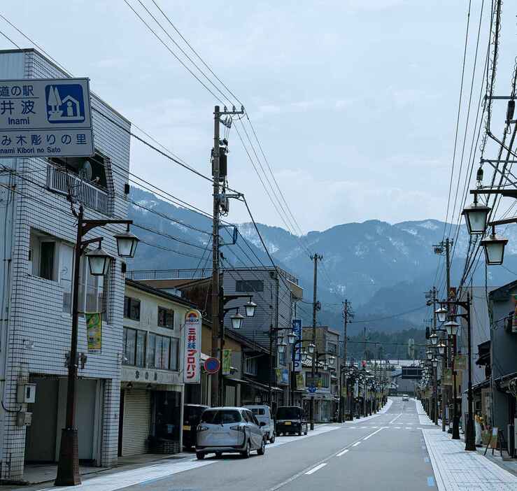 職人の打つ木槌とノミの音が響く八日町通り。この音は環境省が選定する「残したい＂日本の音風景100選＂」に選ばれている。　PHOTOGRAPH BY NORIO KIDERA