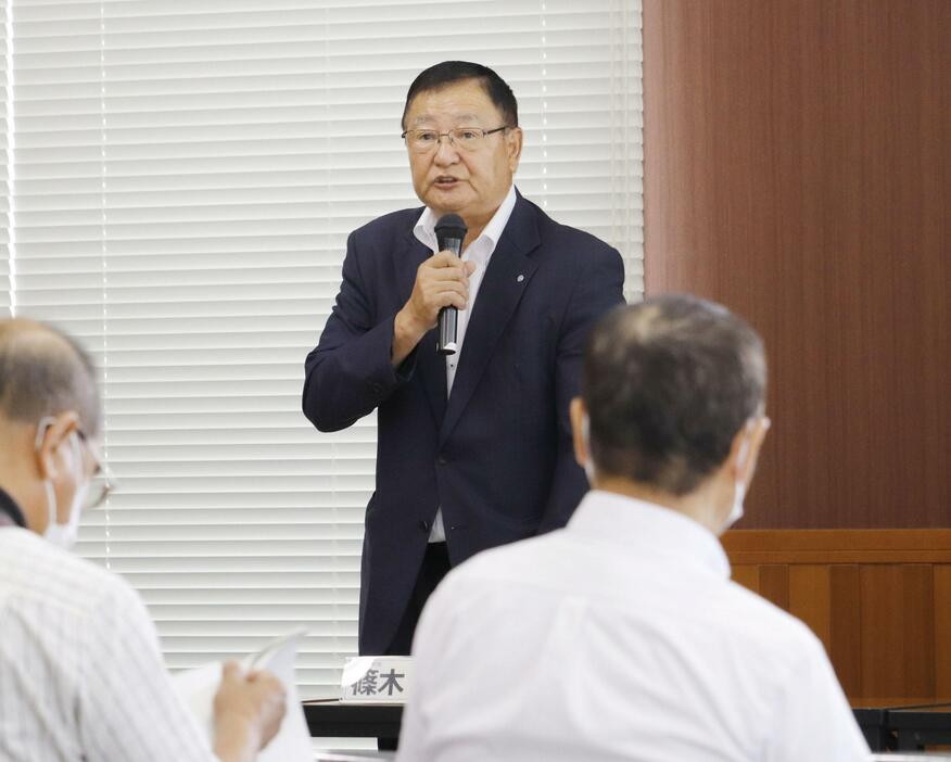 風力発電所用地の避難解除に向けた住民説明会であいさつする福島県葛尾村の篠木弘村長＝28日午前、葛尾村