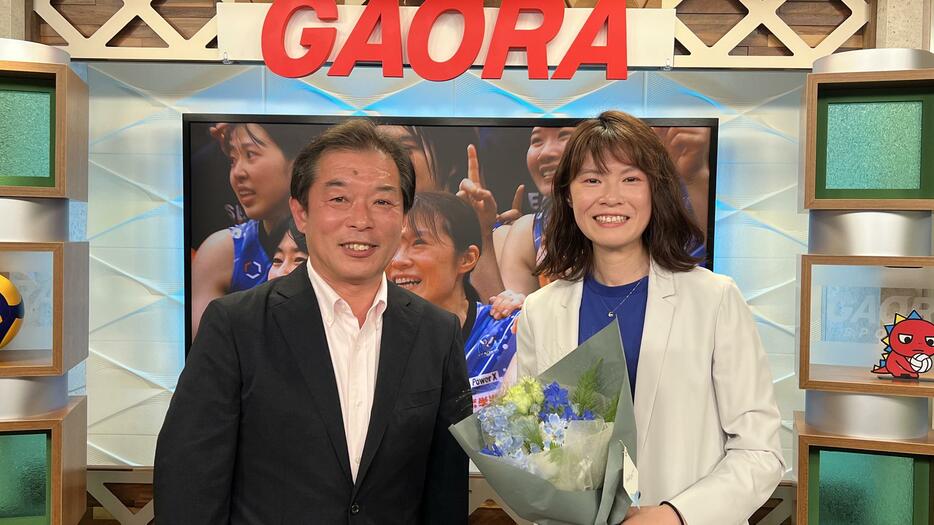 左から馬野雅行アナウンサー、宮下遥さん