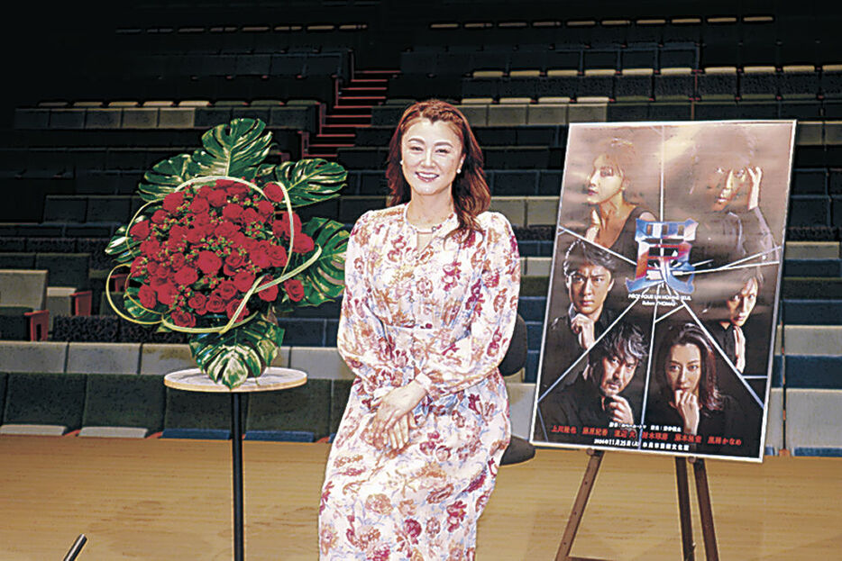 氷見公演へ意気込みを語る藤原さん＝氷見市芸術文化館