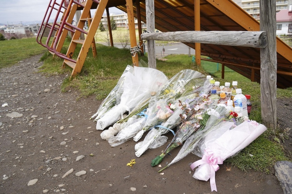女子生徒の遺体が見つかった公園に手向けられた花束＝2021年、北海道旭川市