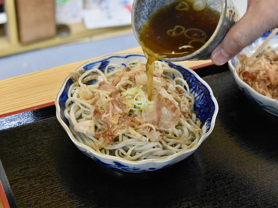 途中からはつゆを蕎麦にかけていただく