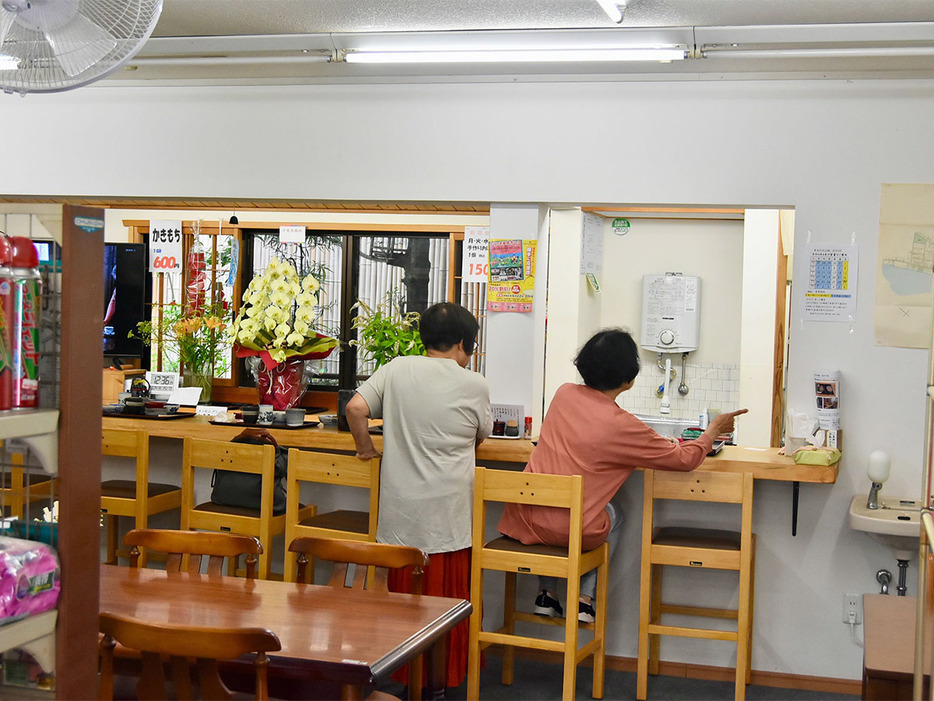 カウンターとテーブルが出現。お客さんもいるが、まだこの時点では蕎麦屋だとは確信できない