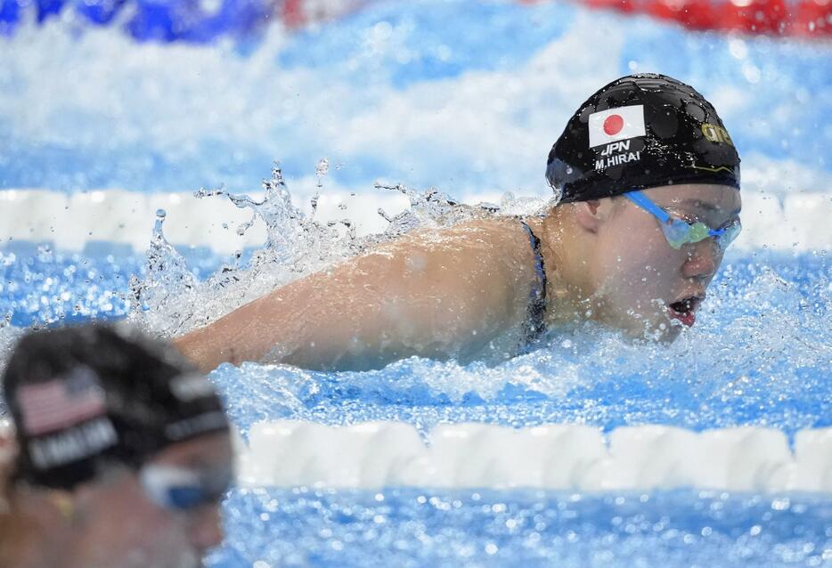 女子100メートルバタフライ準決勝　力泳する平井瑞希＝パリ郊外（共同）