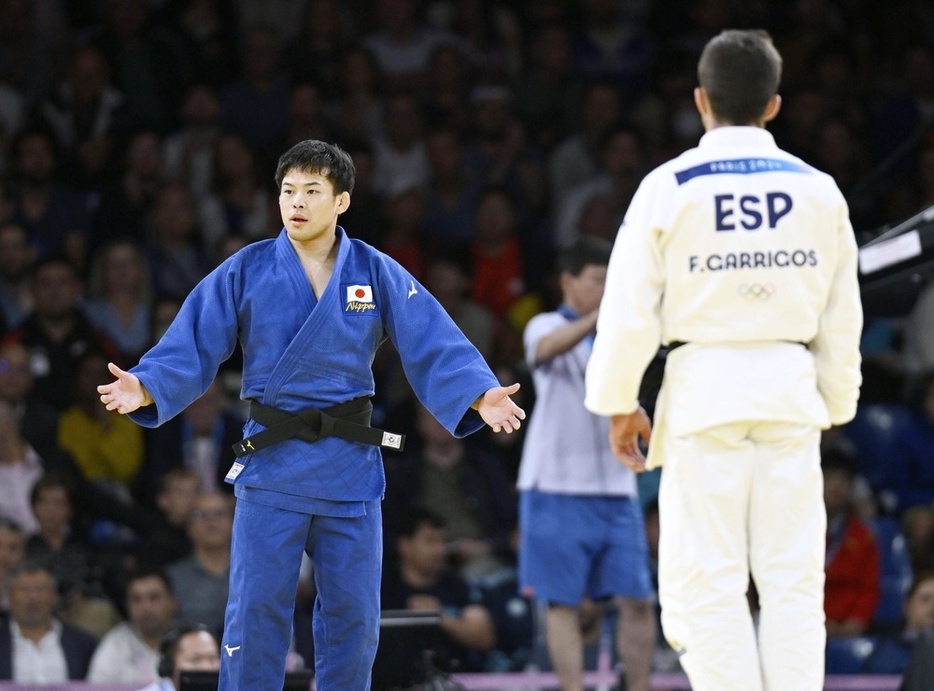 7月27日、男子60キロ級準々決勝でスペインのフランシスコ・ガリゴス（手前）に敗れ、納得いかない表情の永山竜樹＝パリ（共同）