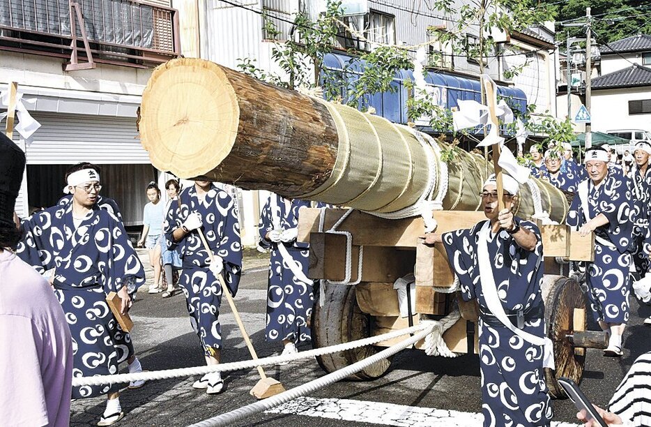 御神木祭本番と同じ大きさの丸太を引く参加者たち