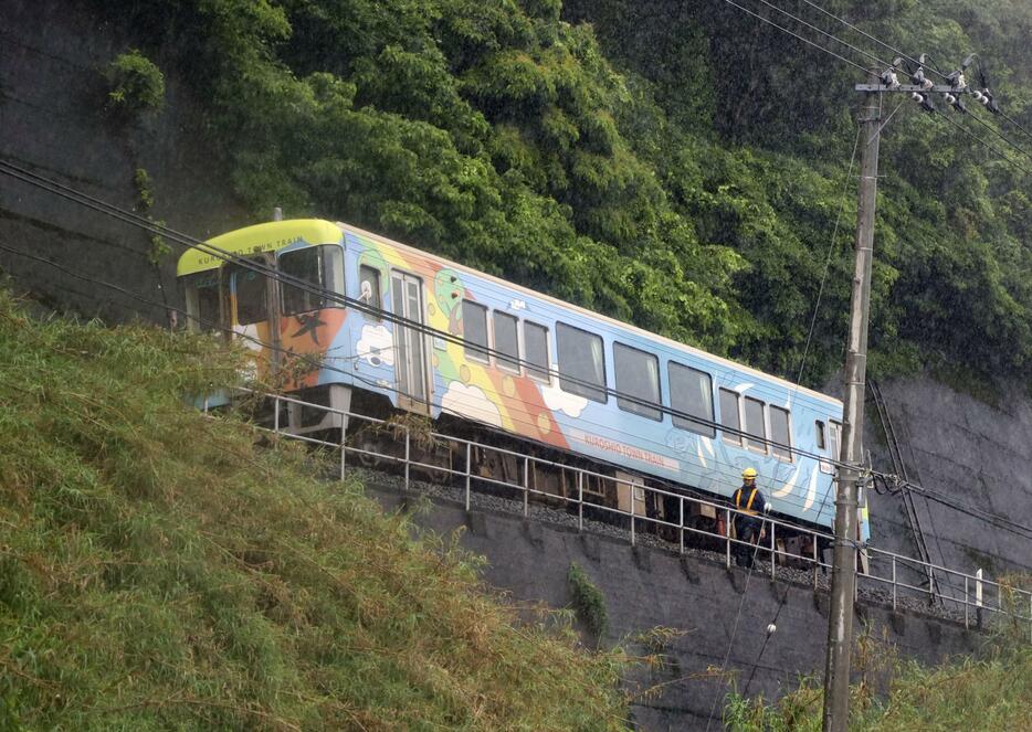 昨年6月、線路上の土砂に乗り上げ脱線した土佐くろしお鉄道の列車＝高知県黒潮町