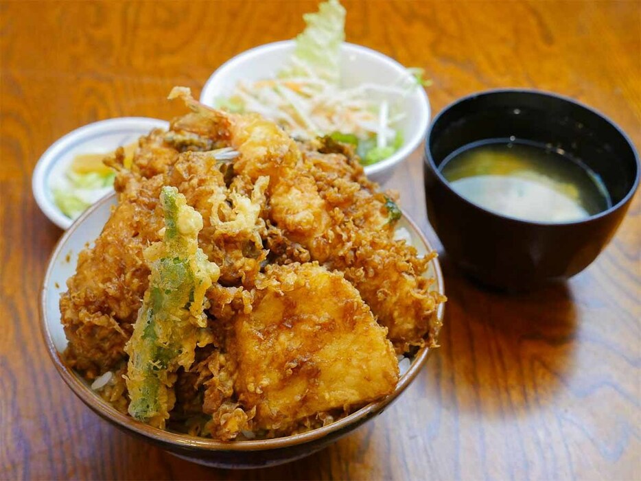 「天丼」味噌汁、サラダ、お新香が付き