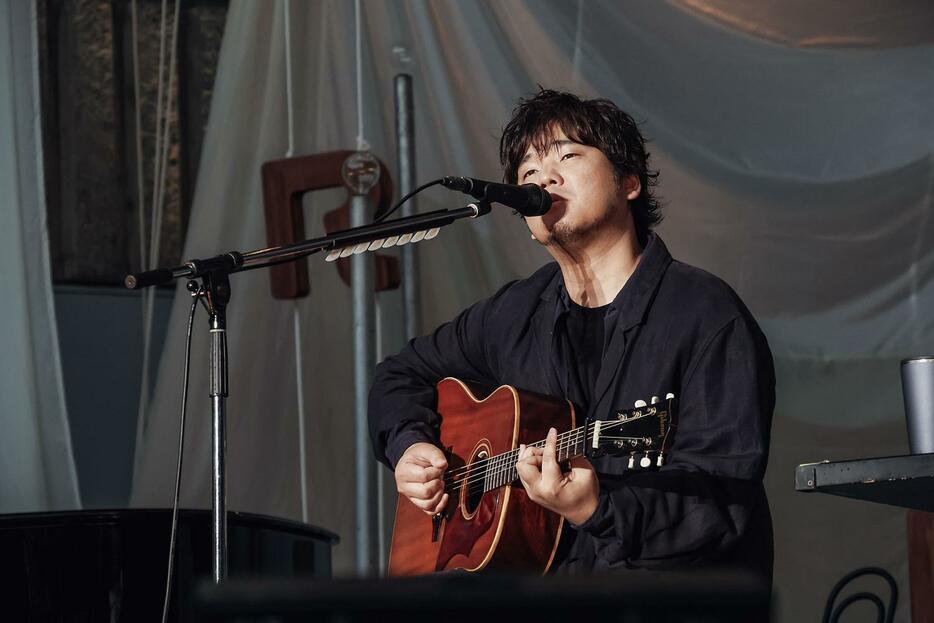 日比谷野外大音楽堂でライブを行う秦基博さん　PHOTO:岩佐篤樹