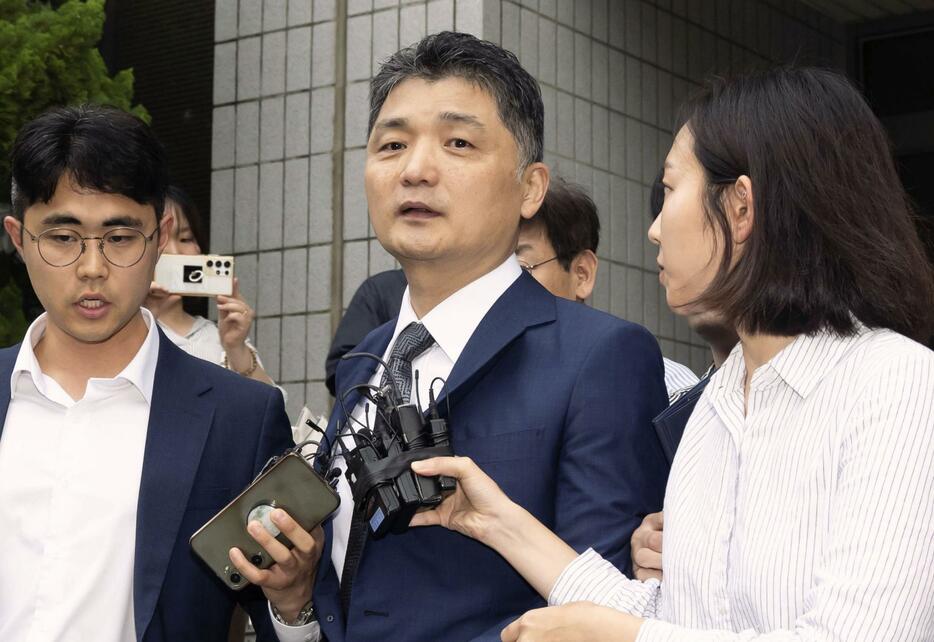 逮捕状発付に関する審査を終え裁判所を出る、「カカオ」の創業者で経営刷新委員長の金範洙容疑者（中央）＝22日（聯合＝共同）