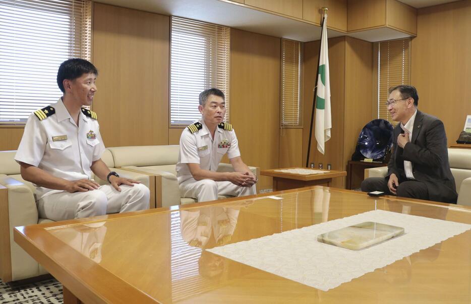 福井県坂井市の池田禎孝市長（右端）と面会する海上自衛隊の潜水艦「そうりゅう」艦長の坂元信貴2佐（左端）ら＝5日午後、坂井市役所