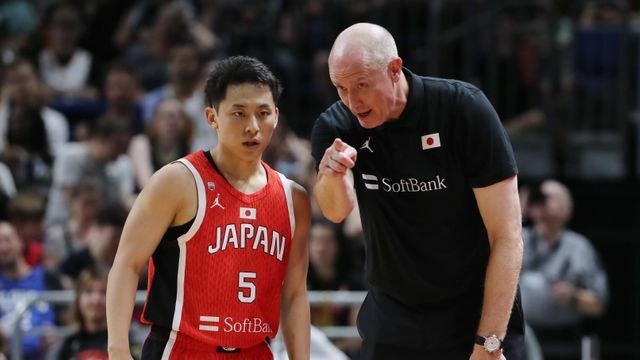 ドイツとの強化試合での河村勇輝(左)とトム・ホーバスHC(右)(写真：アフロ)