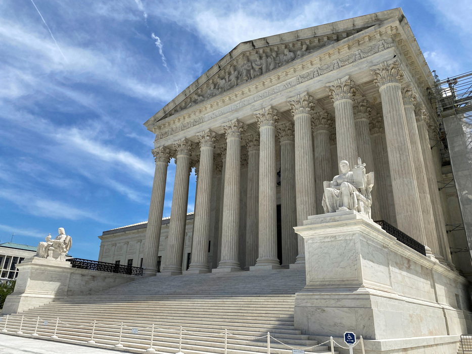　米連邦最高裁判所（写真）は６月２８日、規制を巡る法律が曖昧な場合に政府機関が解釈できるとした判例を無効とする判断を下した。同１日、ワシントンで撮影（２０２４年　ロイター/Will Dunham）