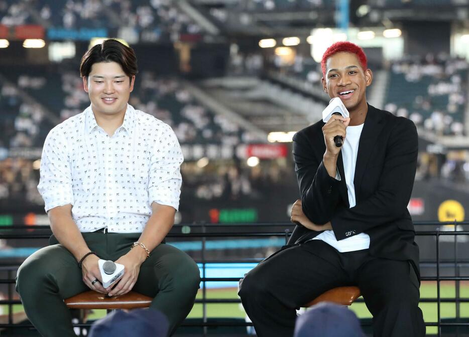 　オールスター前日会見で自身の赤い髪について語る日本ハム・万波（右、左は村上）