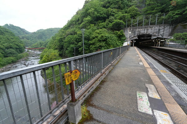 橋梁部分は高い位置にあり、下を武庫川が流れる（安藤昌季撮影）。