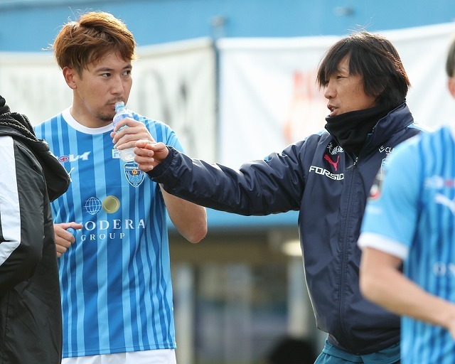 横浜FCで共闘する福森（左）と俊輔（右）。同じレフティで桐光学園の先輩・後輩の間柄でもある。写真：滝川敏之