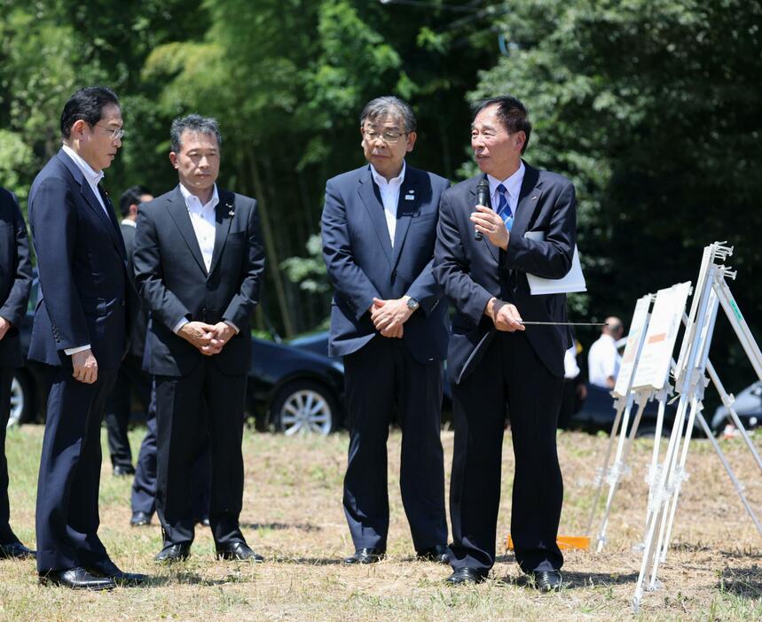 JR東海の宇野護副会長（右端）からリニア中央新幹線工事について説明を受ける岸田首相（左端）＝31日午前、三重県亀山市（代表撮影）