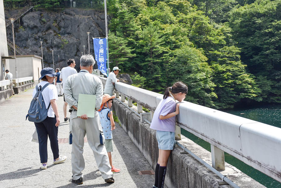 松川ダムを見学する参加者たち