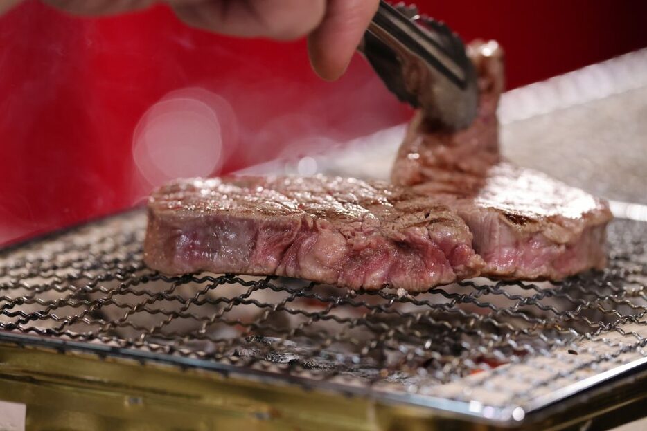 豪快に焼かれる肉