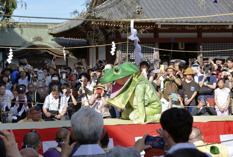 金峯山寺蔵王堂で行われた伝統の奇祭「蓮華会・蛙飛び行事」＝7日午後、奈良県吉野町