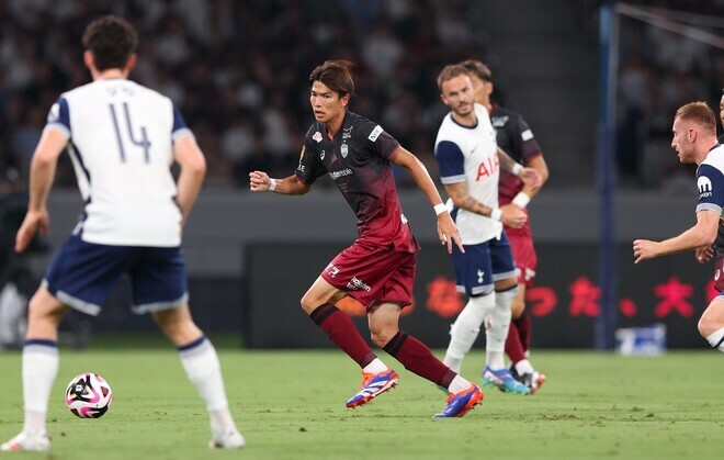 ボランチで先発した扇原（中央）。大迫、武藤、前川らと共に前半いっぱいプレーした。写真：永島裕基