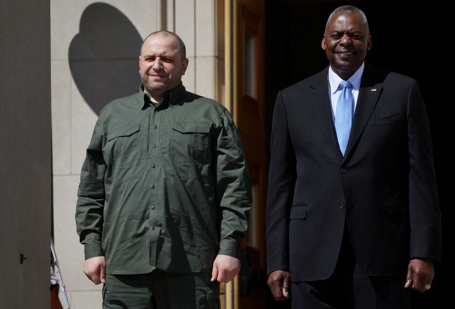 2日、米国防総省で写真撮影に応じるオースティン国防長官（右）とウクライナのウメロフ国防相（ロイター＝共同）