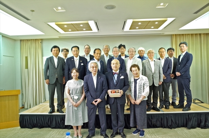 日本台湾交流協会の片山代表（前列右から２人目）と懇談した渋川会頭（前列左から２人目）ら視察団