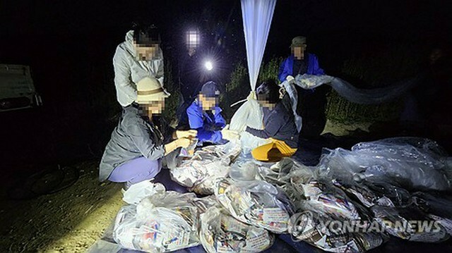 韓国の脱北者団体関係者は6月7日夜、北西部の仁川・江華島で北朝鮮に向けてビラを散布した（団体側提供）＝（聯合ニュース）≪転載・転用禁止≫