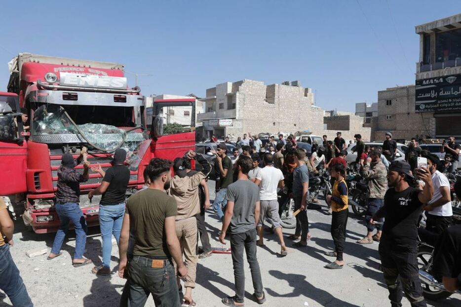 トルコに対するデモのさなか、トルコのトラックを襲う人たち＝１日、シリア・アレッポ
