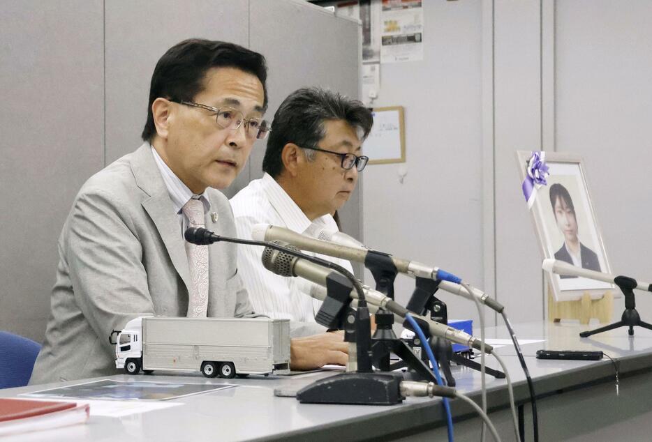 記者会見する高橋正人弁護士（左）と亡くなった星有里紗さんの父伸一さん＝2日午後、茨城県庁