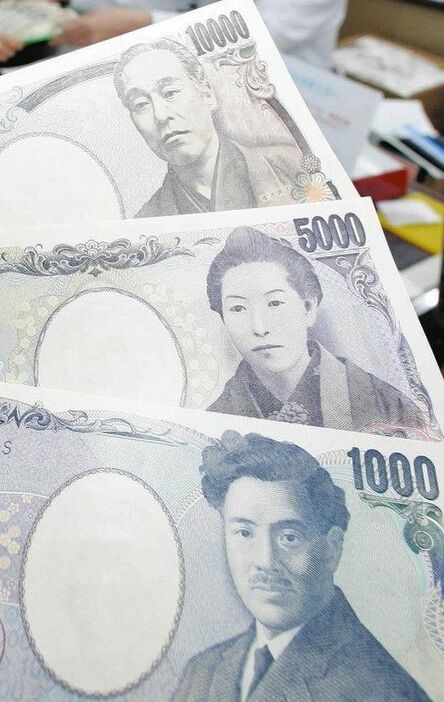 従来の（手前から）千円、5千円、１万円札