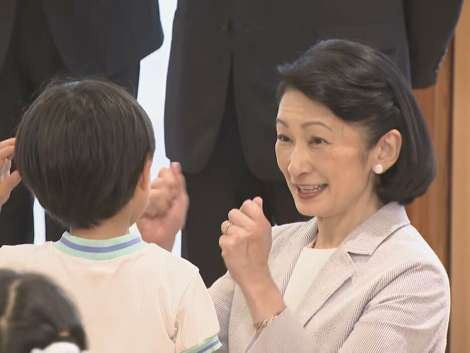 園児と交流された紀子さま